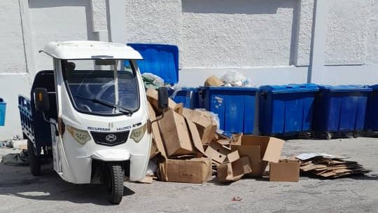 ErmplhDirectora's tweet photo. Con ese mismo entusiasmos que caracterizo a nuestros recicladores ayer día 1 de Mayo en la Tribuna Antimperialista, continúan hoy, pero en las arterias y atendiendo y a las FGNE.
#LaHabanaDeTodos
#CubaRecicla 
#IndustriasCuba https://t.co/O58QH4Ulcw