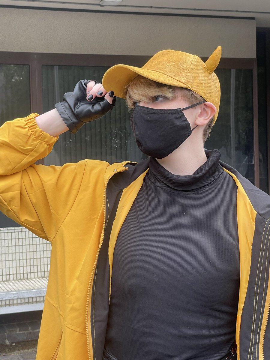 mangogoops's tweet image. i've peaked at my bumblebee cosplay - he's so dumb i love him 

#bumblebee