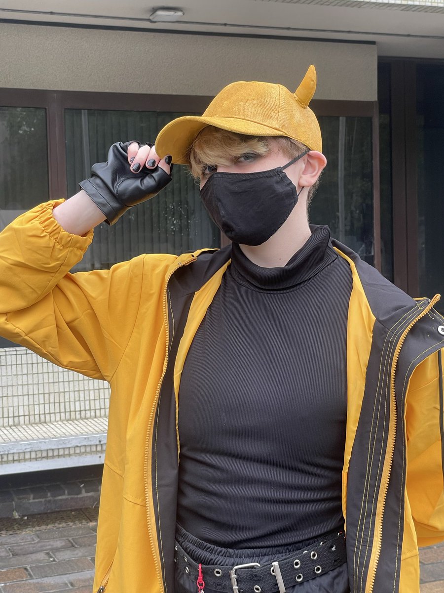 mangogoops's tweet image. i've peaked at my bumblebee cosplay - he's so dumb i love him 

#bumblebee