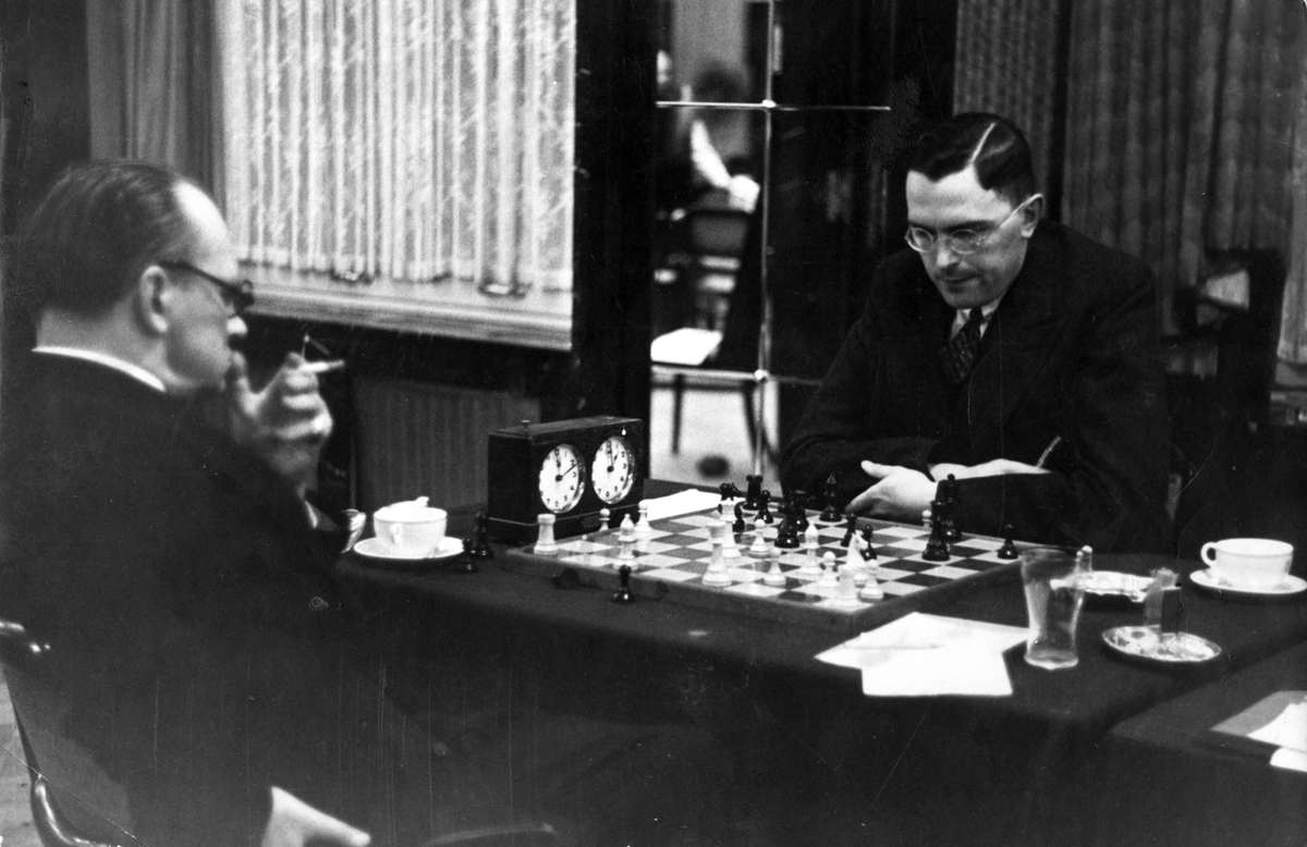 dgriffinchess's tweet image. Amsterdam, 8th October 1935. The 3rd game of the Alekhine-Euwe match for the World Championship is in progress.
Alekhine won this game; it features in his classic work 'My Best Games of Chess, 1924-37'.
(📷: geheugenvannederland.nl.) #chess