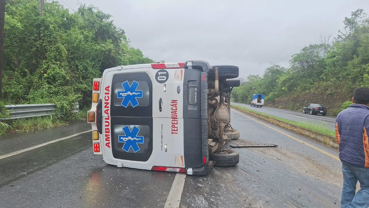 Quadratin_Hgo's tweet image. 🔴👉 La mañana de este sábado, una ambulancia del Gobierno Municipal de Tepehuacán de Guerrero se accidentó mientras circulaba sobre la carretera federal México-Tampico, en Huejutla de Reyes 🚑🚨⚠️

#LoVíEnQuadratín #Huejutla #Hidalgo #Accidente #Tepehuacán #Vialidad #Ambulancia
