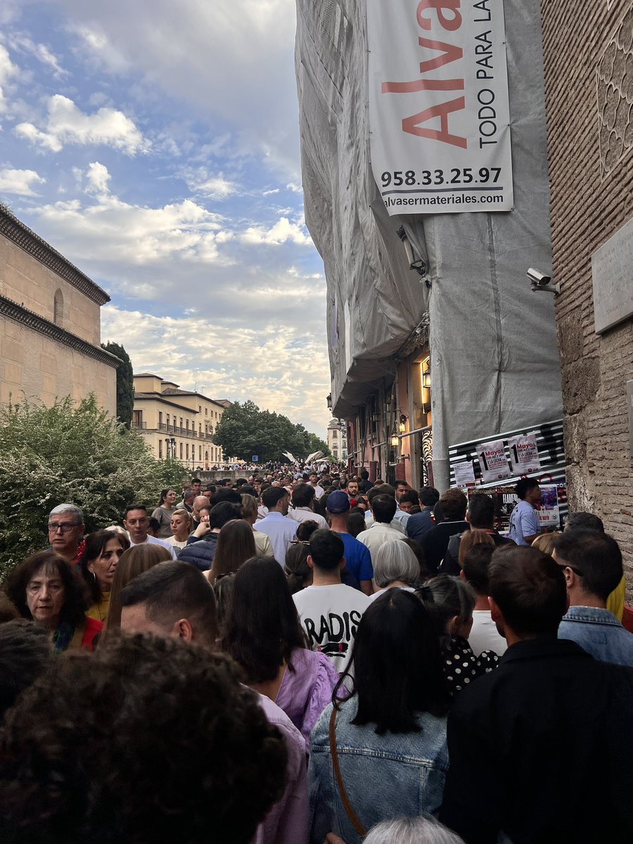 ¿Esta es la Granada que queremos? No se puede entrar en ninguna cruz del Albayzín ni se puede salir de él. ¿De verdad queremos una ciudad inhabitable? Yo no.