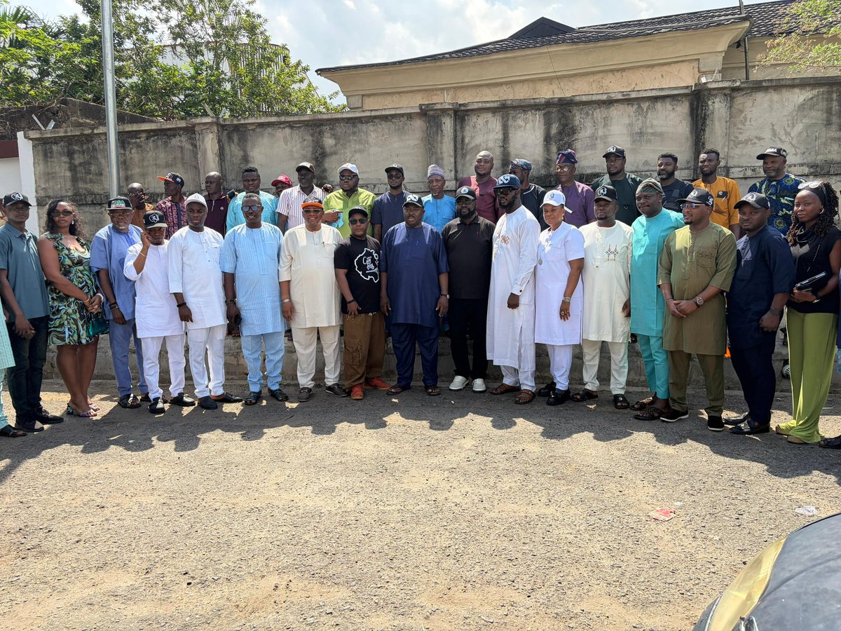 CBMOyoState's tweet photo. Senator Sharafadeen Alli, who represents Oyo South Senatorial District and is an APC governorship aspirant, has pledged eight buses to support the City Boy Movement’s mobilisation activities in Oyo State ahead of the 2027 general elections. https://t.co/1UM4BdTnzV