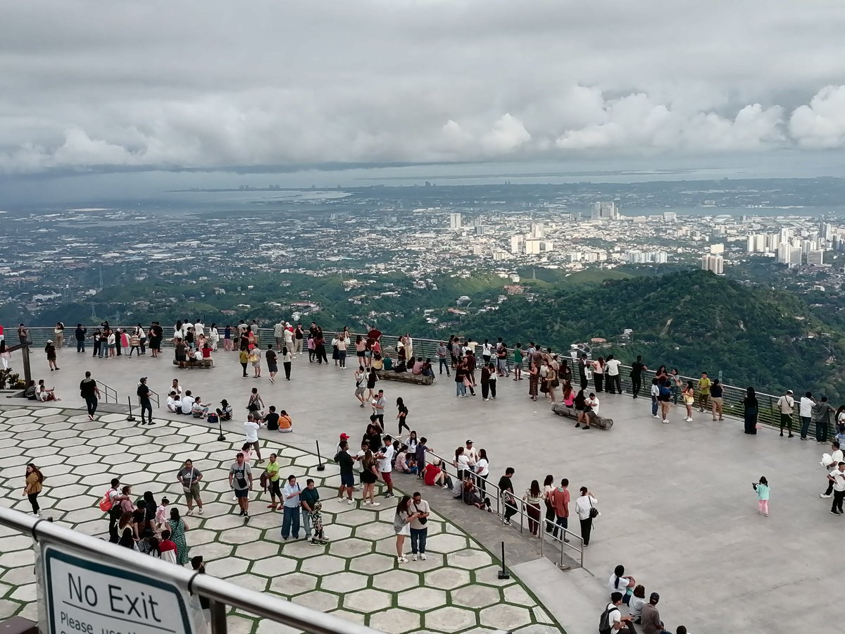 Labitad24JamesB's tweet photo. The very peak Cebu, Cebu Tops 🌄🗻 forever blessed &amp; proud of my Cebuano/Bisaya roots 🇵🇭💯 super worth it kaayo ang experience 🙌❤️ #ILoveCebu https://t.co/lcuFdharnc