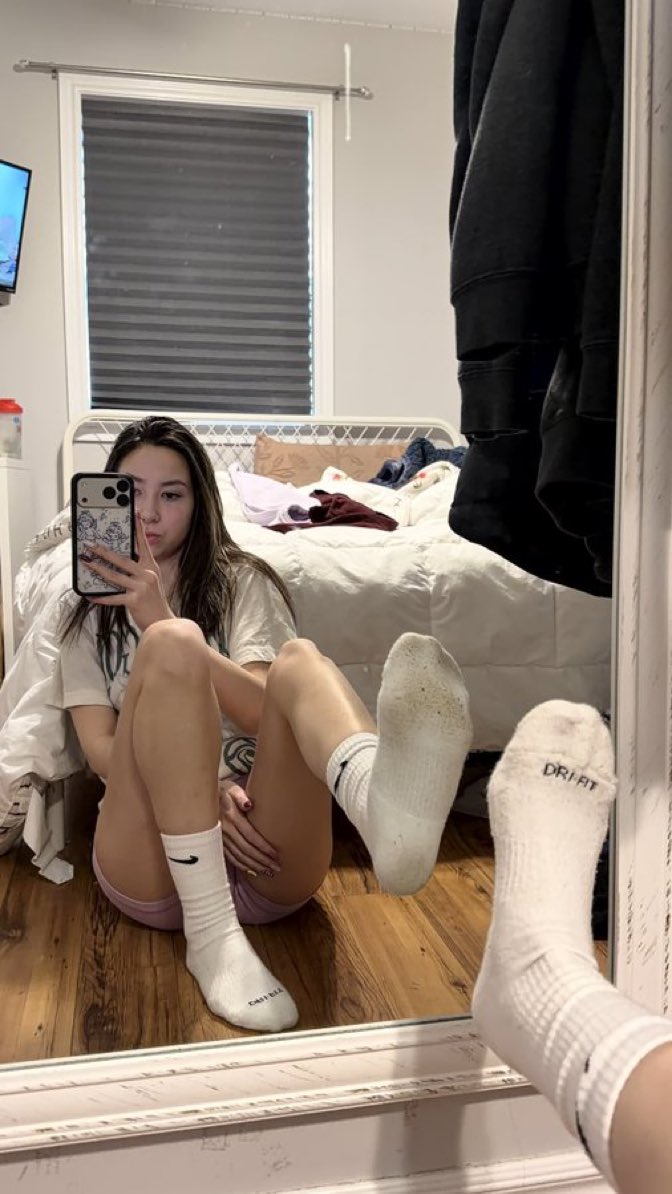 I LUV FEET tweet media