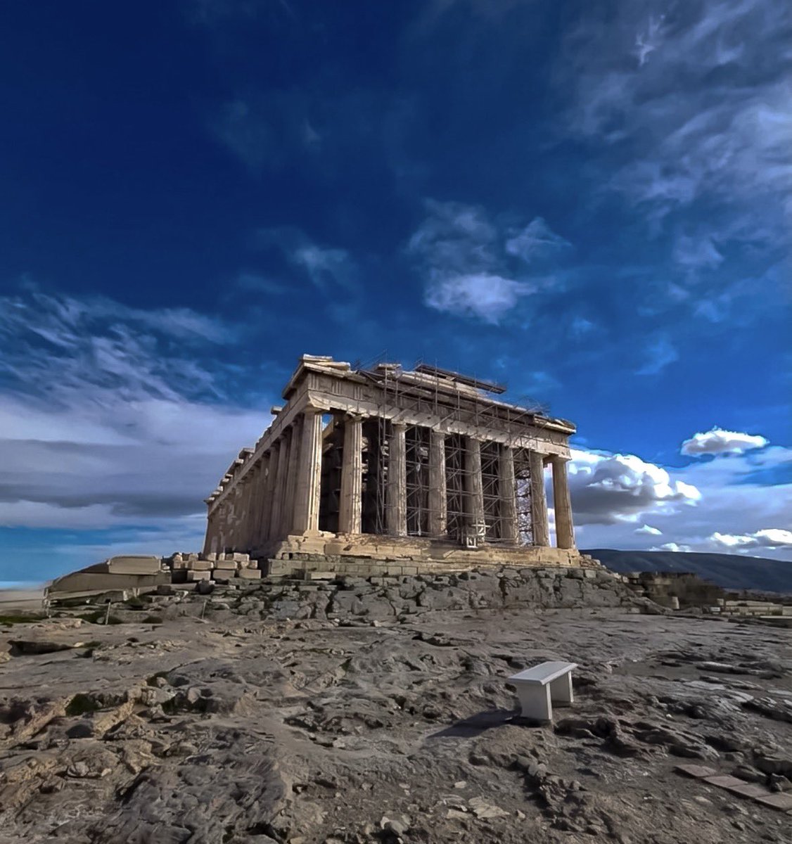 vincenzolamanna's tweet image. Camminare tra il Partenone e l’Eretteo significa trovarsi nello stesso spazio fisico in cui Socrate metteva in dubbio ogni certezza e Platone immaginava mondi ideali.
Da quassù, il mondo sembra improvvisamente comprensibile.
#atene #Photo_of_the_day #photo