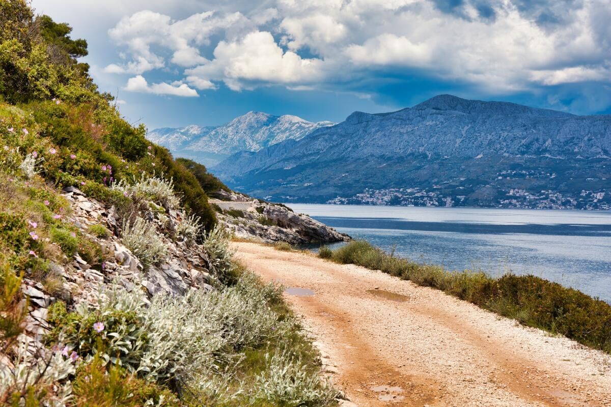CroatiaNav's tweet image. Croatia’s hiking routes reveal a country where dramatic mountains, forested parks and Adriatic views sit side by side, offering travelers a chance to explore both natural beauty and historic landscapes on foot #Croatia #Hiking #NatureTravel 🌄🥾🌿 

latimes.com/eta/story/2024…