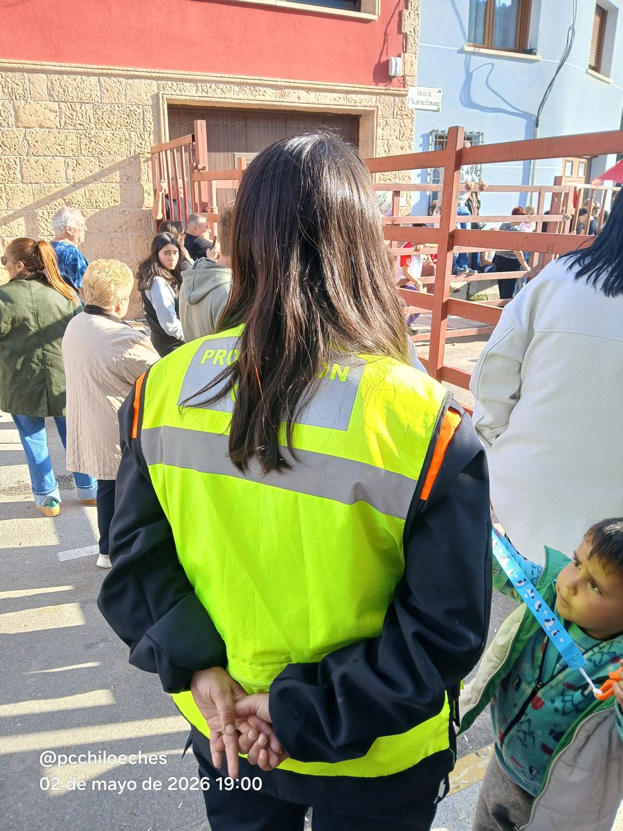 PChiloeches01's tweet photo. 🔶🔷🔶 Esta  Tarde  estamos colaborando en la suelta de vacas  y toros 🏃🏿🏃🏿🚶🏼🐂🐂 por las calles de nuestra localidad.
Desplazamos una  unidad 🚒 y 🦺🦺🦺 , además de un 🩹🩻💉💊🩺quirófano móvil, contamos con una  🚑 UVI MOVIL. https://t.co/ao2fDIjqS4
