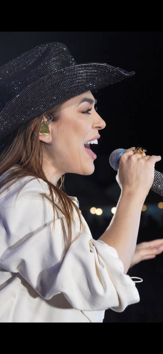 Naiara Azevedo Informs tweet media