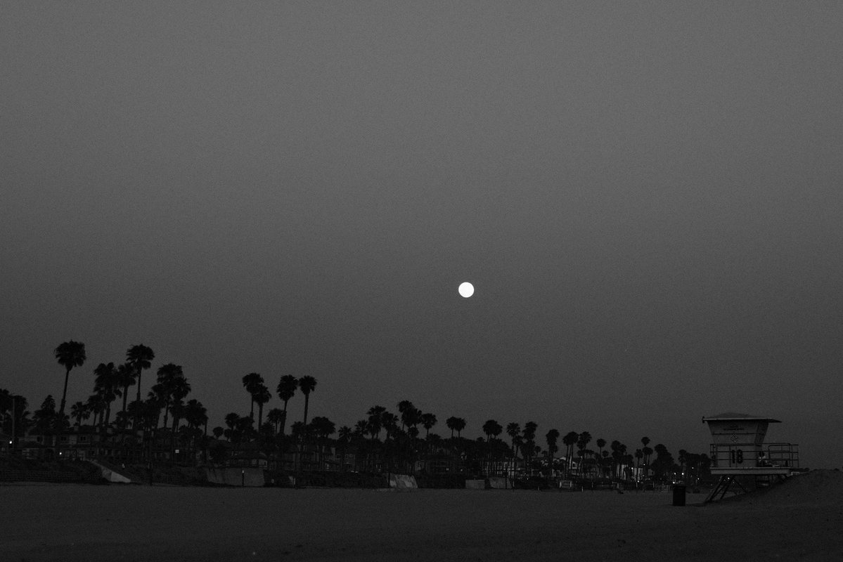 alejaandrr0's tweet image. Full moon 
#photography 
#blackandwhite
#huntingtonbeach