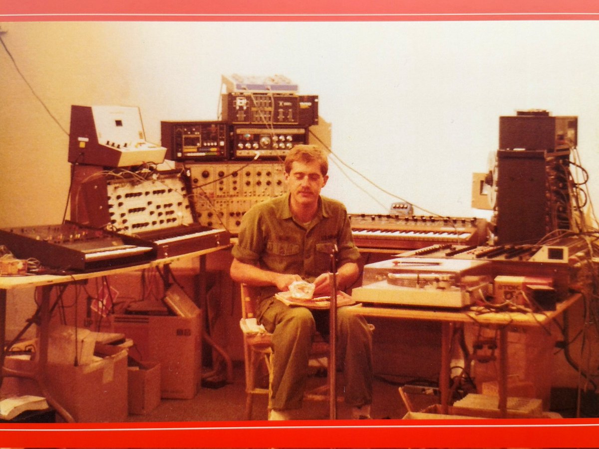 Jeromejemo's tweet photo. Le label de San Francisco @darkentriesrecs poursuit son exploration du gros son p*d* underground 80's aux pochettes retro-fétichistes irrésistibles
De Patrick Cowley à Surge Studio Music. Entre early acid, high-energy et bandes originales gay-p*rn ultra cheesy (Imports Gibert) https://t.co/Bx3SgSkuek