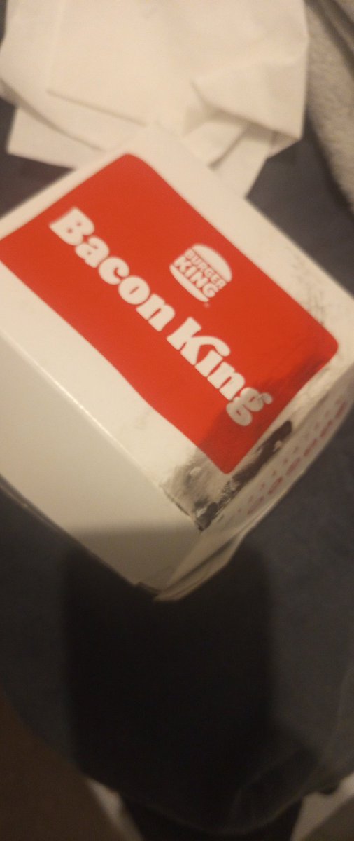 simphiwe1mill's tweet photo. @BurgerKingZA i live burger king but look at the hygiene on my take away Gateway tonight I'd show you the receipt but they took it at the counter https://t.co/KONeIeodln