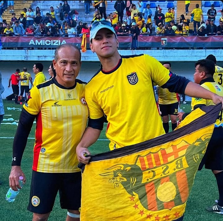 DebateBSC's tweet photo. En Italia se jugó un clásico de ex jugadores. Y lo ganamos. Los azules no ganan ni amistosos. 😂 https://t.co/pl04JE5RYd