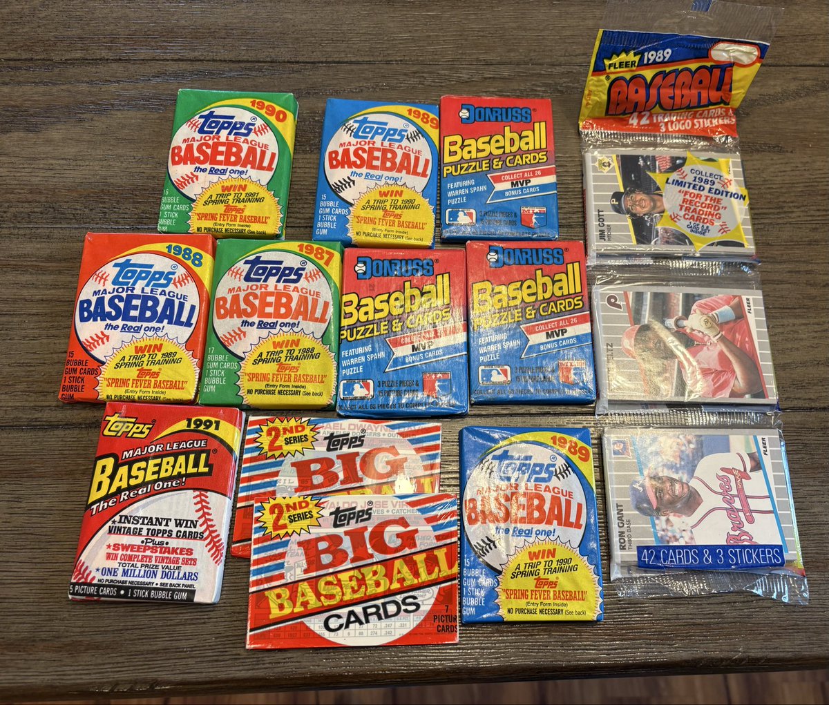 BobbySTL1936's tweet image. We are invited to a Kentucky derby party this evening. Of course I’m bringing wax to rip. The adults and kids love the cards. #baseballcards #kentuckyderby