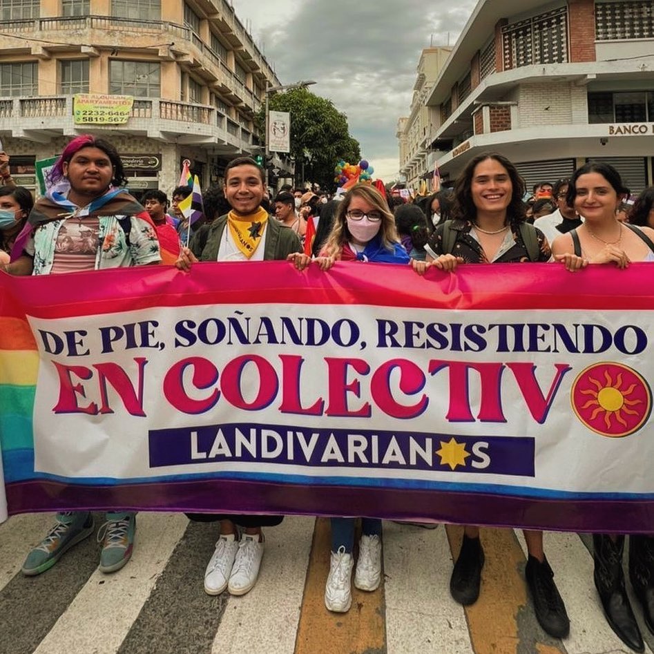 Quieren seguir conquistando derechos para que no se sientan OFENDIDES, este sistema autoritario no los deja meterse a los baños públicos, todavía nos guiamos por una biología transfóbica, no es problema que una niña de 5 años comparta baño con un hombre adulto disfrazado 💄con 🍆