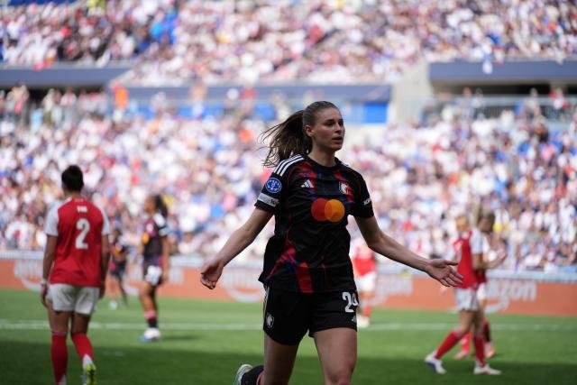 fenottes's tweet image. Arrivée à l'OL cet été, l'Allemande Jule #Brand, encore buteuse samedi, confirme les espoirs placés en elle : « Elle arrive à être décisive dans les moments importants »
(L'Équipe : olplus.fr/ggmW3)