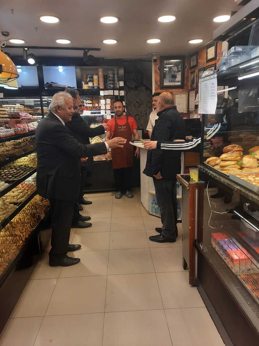 Genel İdare Kurulu Üyemiz Sayın Salih Uzun Bey 'in katılımıyla  İl ve Merkez İlçe Başkanımız , parti temsilcilerimizle şehrimizdeki esnaf kardeşlerimizi ziyaret ettik. Genel Başkanımız Sayın Mahmut Arıkan Bey'in selamlarını iletip Milli Görüş davamızı anlattık.
#saadetpartisi