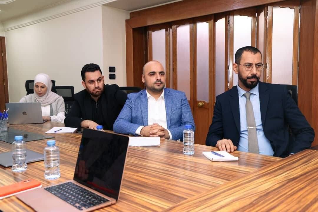 HmzhMo's tweet image. أجرينا في إدارة الإعلام الخارجي بوزارة الإعلام اجتماعاً تقييمياً لعملنا ووضع مستهدفات العام القادم، وأثمّن عالياً ما أُنجز وما هو قيد الإنجاز. وقد حقق الفريق خطوات نوعية، أبرزها:

1. تنظيم وتسهيل دخول الصحفيين الأجانب إلى سوريا بالتنسيق مع وزارة الداخلية والمنافذ الحدودية، ما