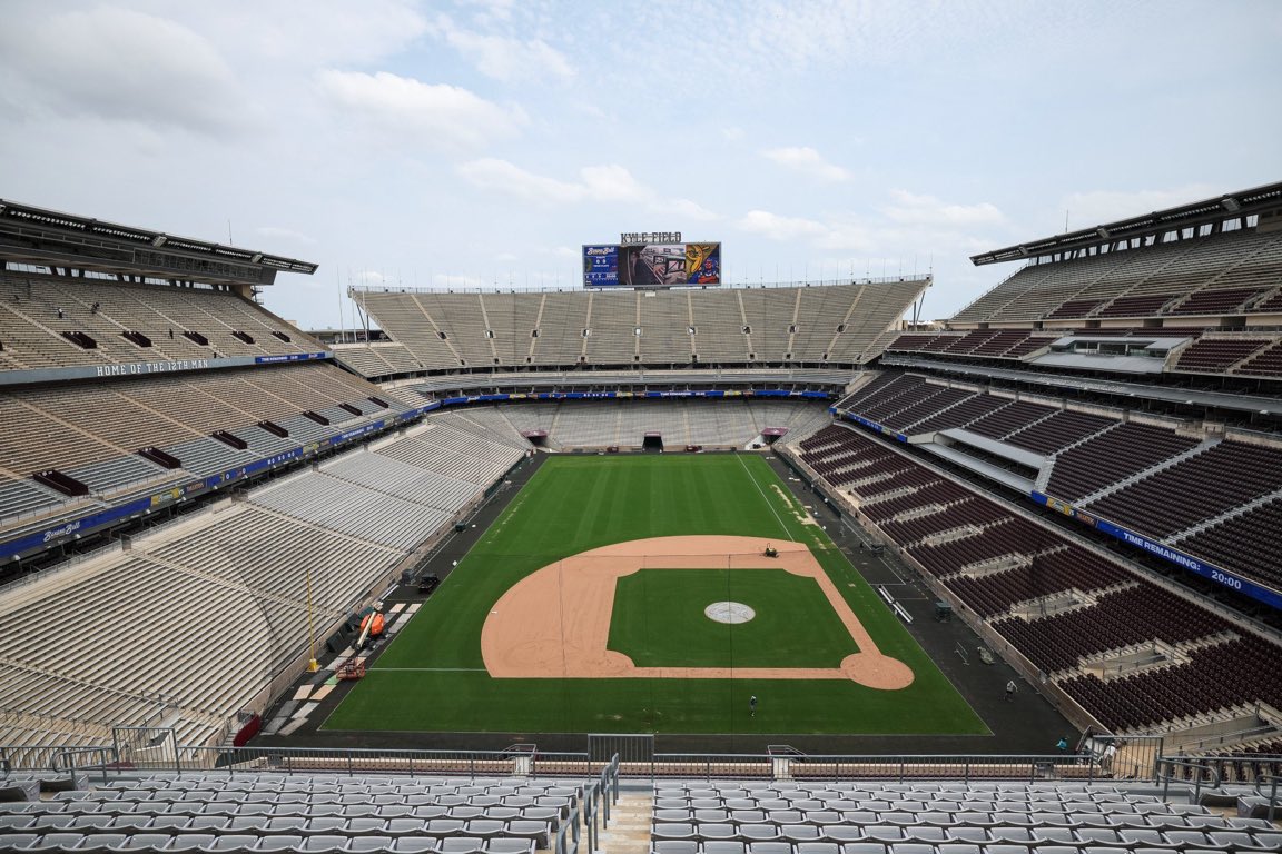 BaseballQuotes1's tweet photo. The Savannah Bananas will play in front of 100,000 people at Kyle Field at Texas A&amp;M tonight https://t.co/0gsKaDPizd