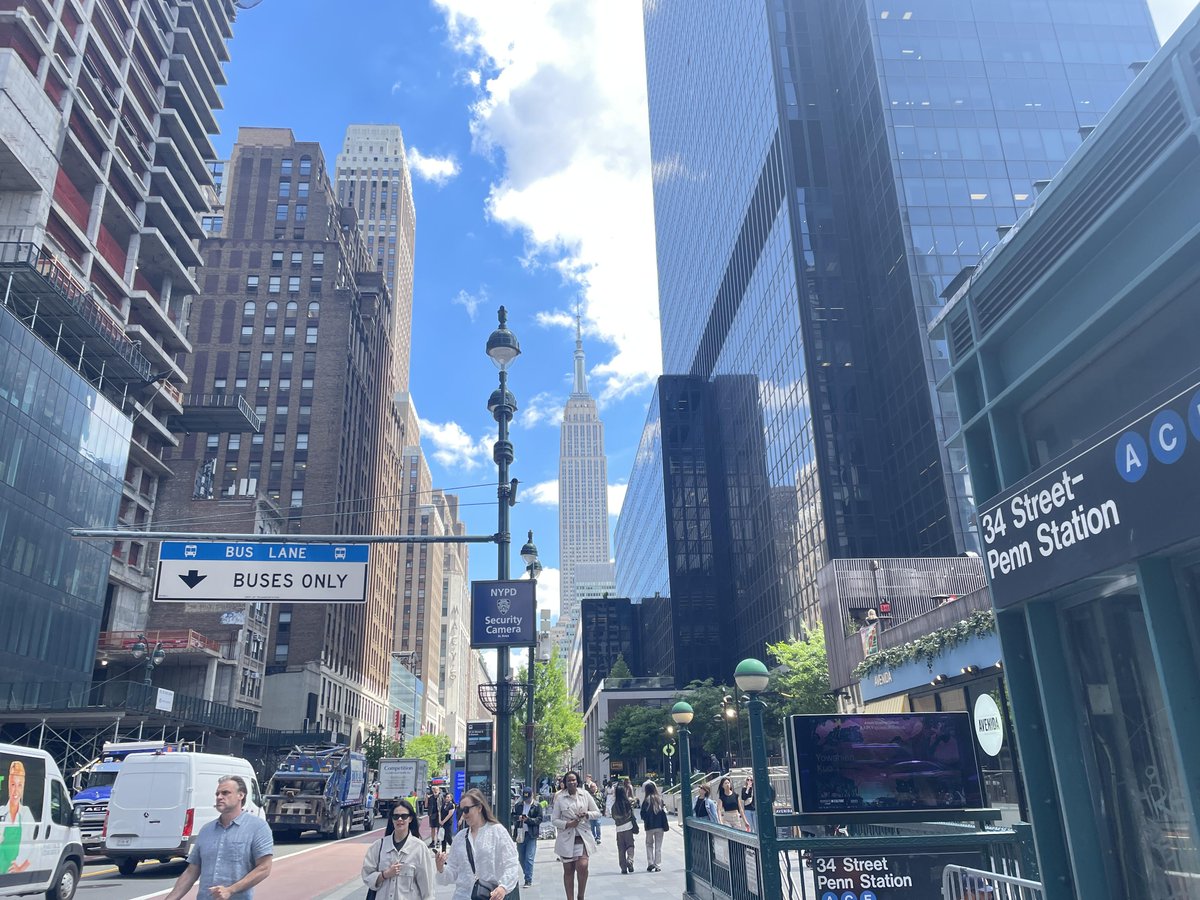 Cozycloudio's tweet photo. When wandering around the streets of New York, I felt very energetic, as light-footed, self-sufficient and self-possessed as Andy played by Anne Hathaway https://t.co/FuS7vyrV6p