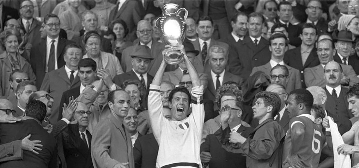 MilanPosts's tweet photo. 📆 🏆 May 22, 1963 — AC Milan win their 1st Champions League 🔴⚫🔥 https://t.co/7BJJodDCtD