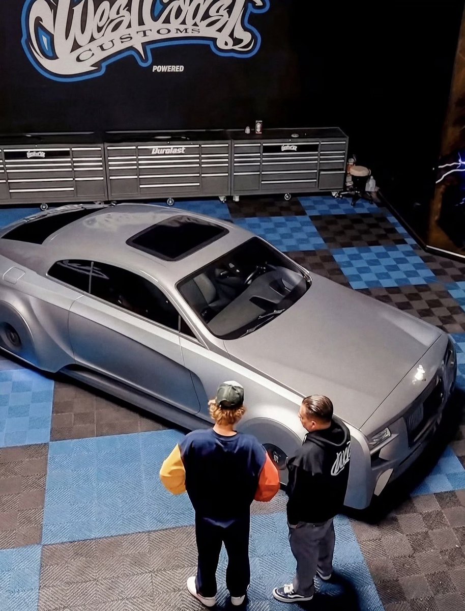 Novabriefglobal's tweet image. Justin Bieber's Rolls looks like it missed the road by inches. 🚘✨
It started as a Rolls-Royce Wraith and got rebuilt into a one-off shape inspired by the 103EX concept, with covered wheels and a long silver body that makes the whole car seem to hover.
#Rollsroyce #Justinbieber