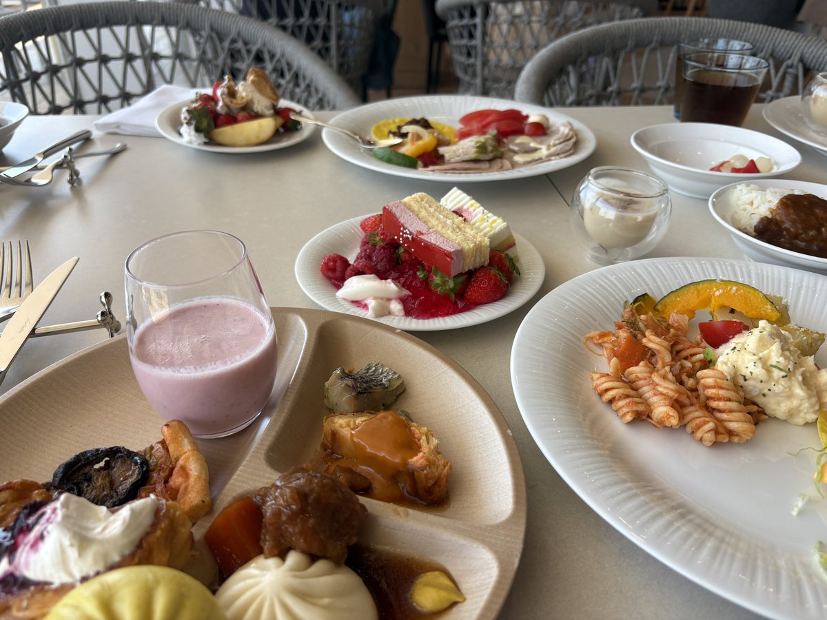 felisyoko's tweet photo. 「ストロベリー・フェアやってるねんて🍓」という相方の一言で、神戸メリケンパークオリエンタルホテルのALL FLAGSへ。
食べすぎて動けん😂
コーヒー飲んでたら、まさかの花束💐
今日誕生日なんやけど、相方の仕込み。
不意打ちすぎて、ちょい泣きそうなったわ。 https://t.co/eIKhKFj38F