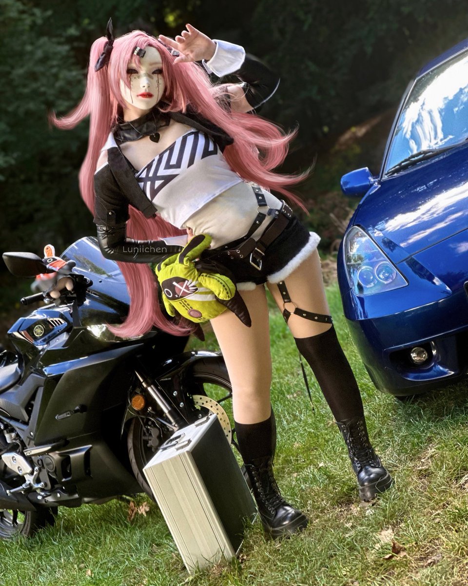 luniichen's tweet image. “Business first, everything else later.” 🖤✨

Finnallllyyy the nicole pics wooowww! And with fancy vehicles in the back, what’s up?!!

Nicole photoset is alsooo available NOW?!? On the kokofifii

Hope you like it💖

Character: #nicoledemara
From: #zenlesszonezero
 #cosplay