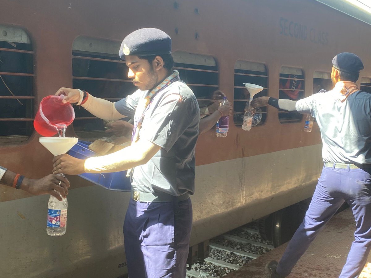 CPRONCR's tweet image. बांदा स्टेशन पर यात्रियों के लिए निःशुल्क पेयजल की व्यवस्था सुनिश्चित की गई है। 🚉🚰

स्वच्छता, सुरक्षा और सुलभता के मानकों के साथ यह पहल यात्रियों को बेहतर यात्रा अनुभव प्रदान करने की दिशा में एक और महत्वपूर्ण कदम है।

#SaveWater #NCRailway #JalSeva #Banda