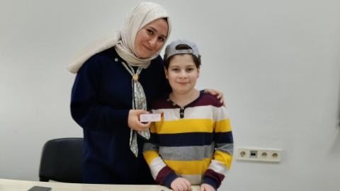 InonuIletisim's tweet photo. 🍫📚 İnönü Üniversitesi İletişim Fakültesi’nde eğitimde şiddete dikkat çekmek amacıyla anlamlı bir farkındalık etkinliği gerçekleştirildi. Gazetecilik Bölümü öğrencisi Tülay Yeli, “Öğretmene silah değil, çikolata uzatılır” mesajıyla akademisyenlere çikolata dağıttı.
#ŞiddeteHayır https://t.co/sz7RmAQfre