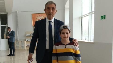 InonuIletisim's tweet photo. 🍫📚 İnönü Üniversitesi İletişim Fakültesi’nde eğitimde şiddete dikkat çekmek amacıyla anlamlı bir farkındalık etkinliği gerçekleştirildi. Gazetecilik Bölümü öğrencisi Tülay Yeli, “Öğretmene silah değil, çikolata uzatılır” mesajıyla akademisyenlere çikolata dağıttı.
#ŞiddeteHayır https://t.co/sz7RmAQfre