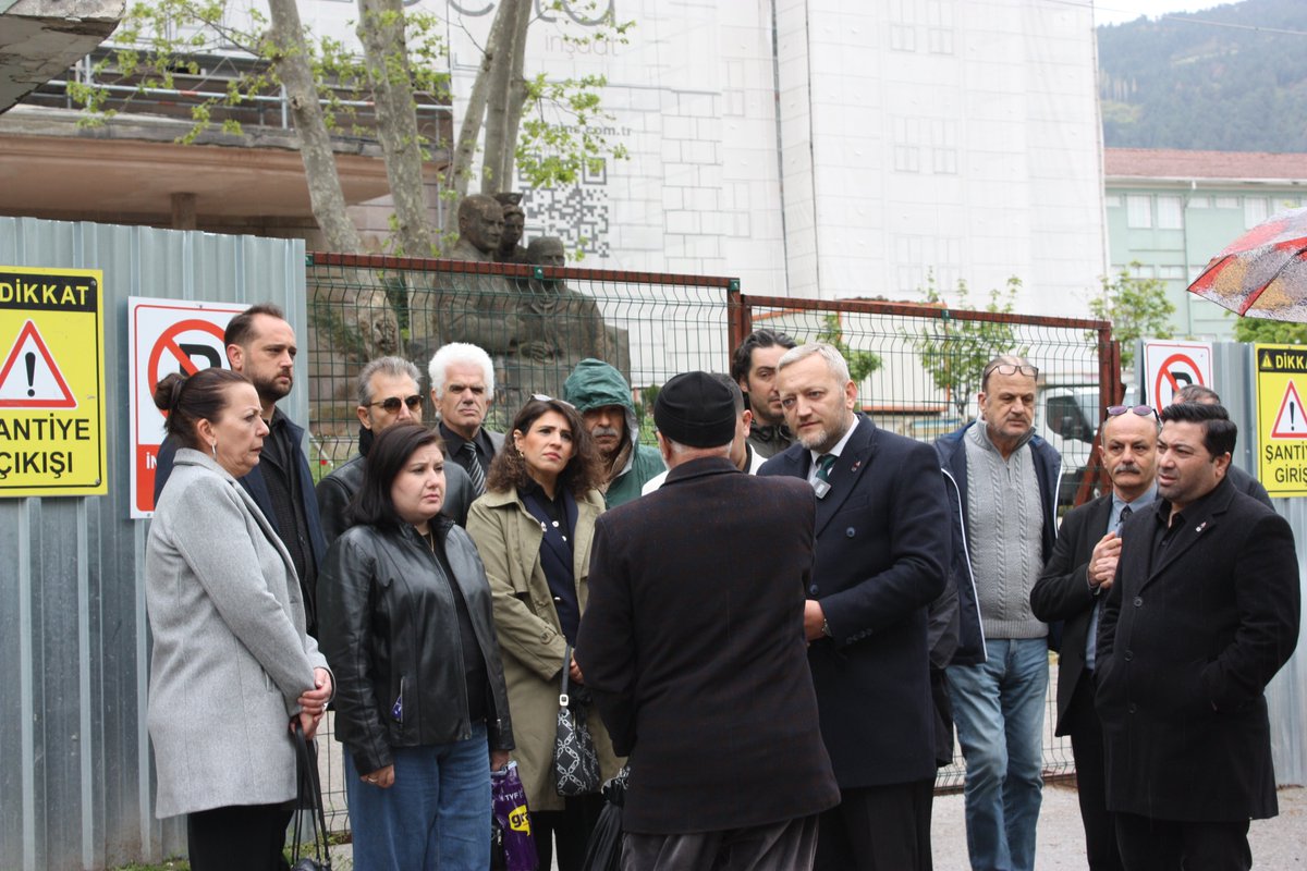 zaferpartisi16's tweet photo. BURSA’NIN DEĞERLERİ SAHİPSİZ DEĞİLDİR! 

İl Başkanımız Cihat Gazi, İl başkan yardımcılarımız,Nilüfer İlçe Başkanımız Işıl Esgin, Gürsu İlçe Başkanımız Mahmut Atilla, Keles İlçe Başkanımız Behçet Arı ve Osmangazi İlçe Yönetimimiz ile birlikte Bursa Devlet Hastanesi önündeydik.

Açıklama öncesinde çevre esnafımızı ziyaret ederek, Bursa’nın sağlık mirasına ve kamu arazilerine yönelik rant planları hakkında hemşehrilerimizi bilgilendirdik, görüşlerini aldık.

Tarihi Miras Satışta: 1868’den beri Bursalılara şifa dağıtan Devlet Hastanesi ve Onkoloji Hastanesi’nin satış kararnamesi kabul edilemez!

Kupon Araziler Peşkeş Çekiliyor: FSM Bulvarı, Yavuz Selim Kavşağı ve Bursa’nın dört bir yanındaki kıymetli araziler sermayeye devrediliyor.

Çevre Yolu Özelleştirme Kıskacında: Şehrin tek ana arteri olan çevre yolunun paralı hale gelmesi, her bir hemşehrimizin bütçesine ayda 6.000 TL ek yük bindirecektir.

Zafer Partisi Bursa teşkilatları olarak; ilçe başkanlarımız ve tüm kadrolarımızla Bursa’nın hakkını savunmaya, bu talan projelerine karşı hukuk önünde ve sahada mücadele etmeye kararlıyız!
@zaferpartisi @umitozdag @CihatGZ