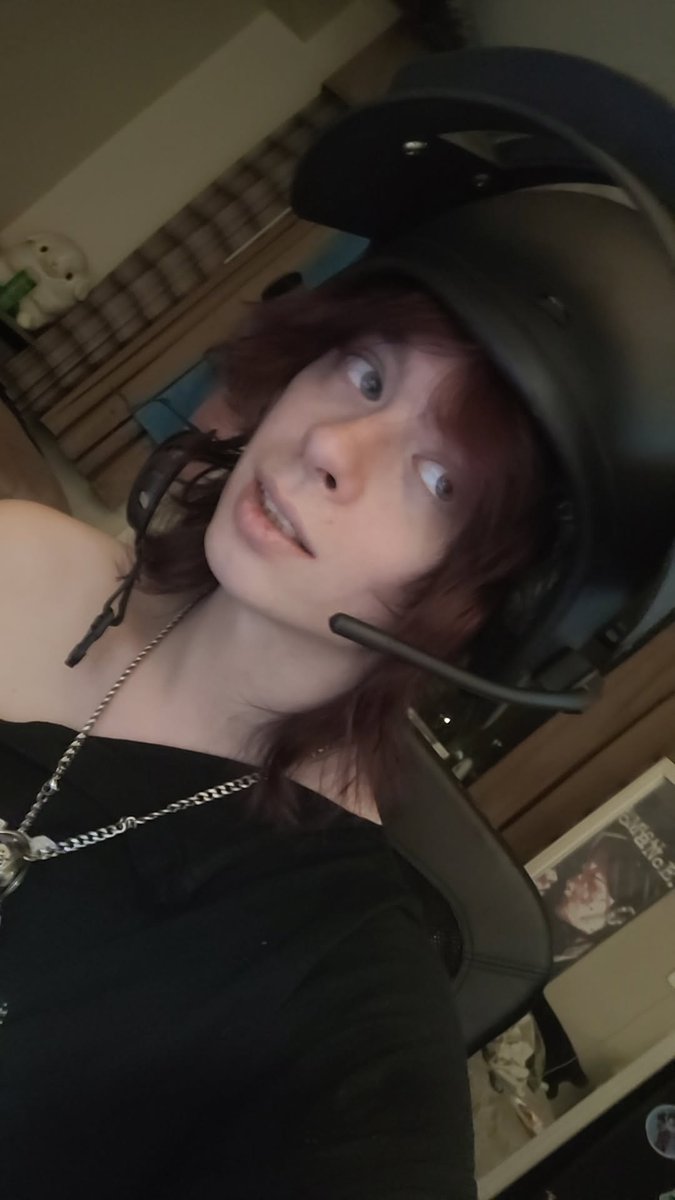 eepiestfox's tweet photo. Pubg helmet go brrrrrr https://t.co/pCuSqTMxla
