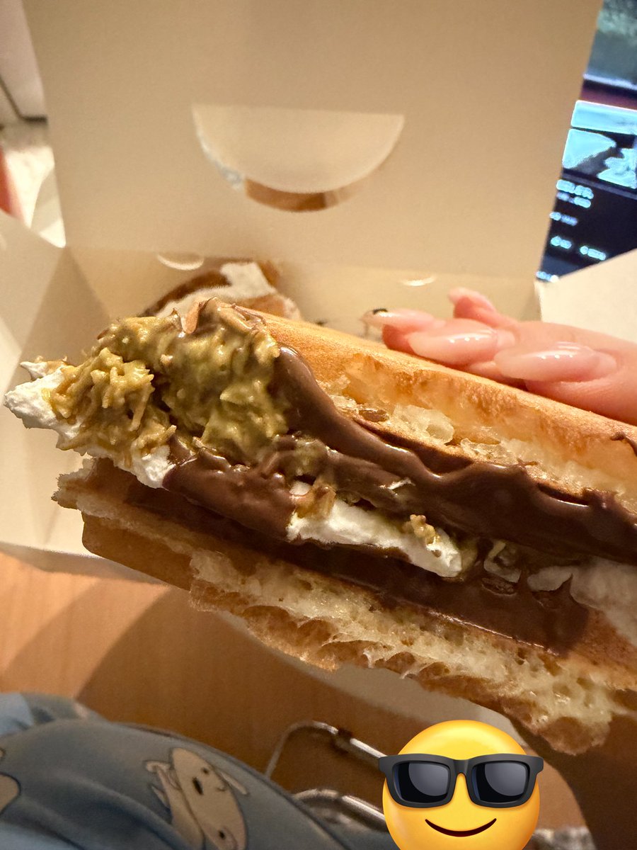 n9g8y's tweet photo. ドバイチョコワッフル美味しすぎる🥹 https://t.co/WNzIQX4L8r
