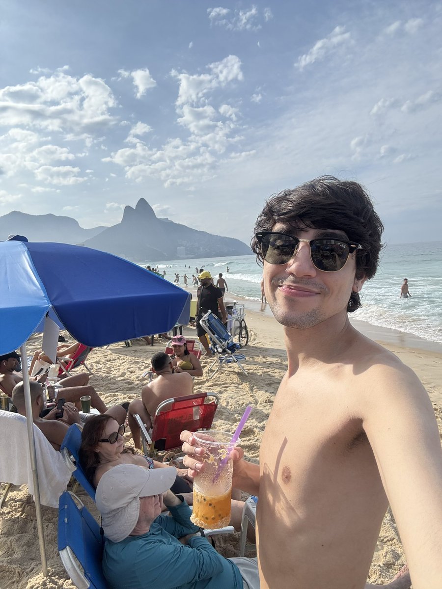 joaoulianaf's tweet photo. saindo de ipanema indo pra copa dar uma #dormida pra depois comer e beber igual uma porca e assistir o show https://t.co/ID9EHP0Rhk