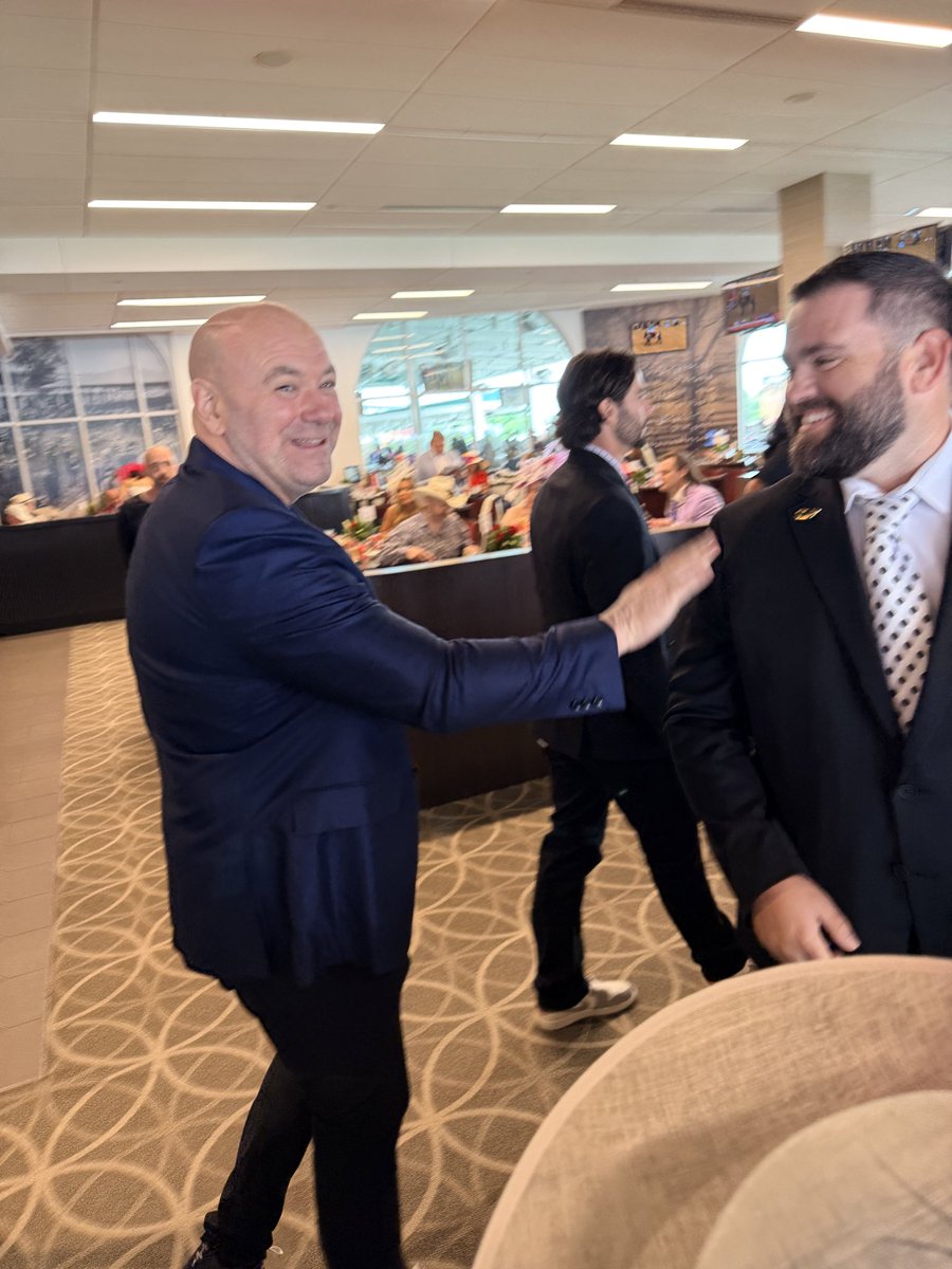 LiveForMore44's tweet photo. So happy my buddy snapped this. @danawhite one of my favorite guys https://t.co/vsaXw7hBQL