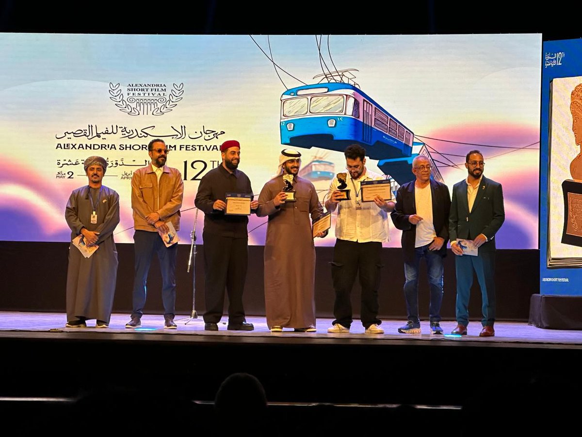 Fasllah_sa's tweet photo. 📌 الفيلم السعودي «يوم سعيد» يحصد جائزة هيبتا الفضية في مهرجان الإسكندرية للفيلم القصير

🔹 حصد الفيلم السعودي «يوم سعيد» للمخرج محمد الزوعري جائزة «هيبتا الفضية» ضمن مسابقة الفيلم العربي في الدورة 12 من «مهرجان الإسكندرية للفيلم القصير».
🔹 ينتمي العمل إلى الكوميديا الدرامية، ويرصد يومًا فوضويًا في حياة «سعيد» يتحوّل إلى سلسلة من المواقف العبثية والمطاردات الساخرة.
🔹 الفيلم من تأليف محمد الزوعري وإخراجه، وإنتاج علي الحداد وحسين الزوعري.
🔹 بطولة عبد الحميد العمير، عبد الله أحمد، حسين الزوعري، عبد العزيز الخميس، وسراء العتيبي.
🔹 شهدت المسابقة مشاركة 8 أفلام عربية، فيما ذهبت الجائزة الذهبية لفيلم «كب القهوة خير»، مع تنويه خاص للفيلم التونسي «المسمار».
#يوم_سعيد