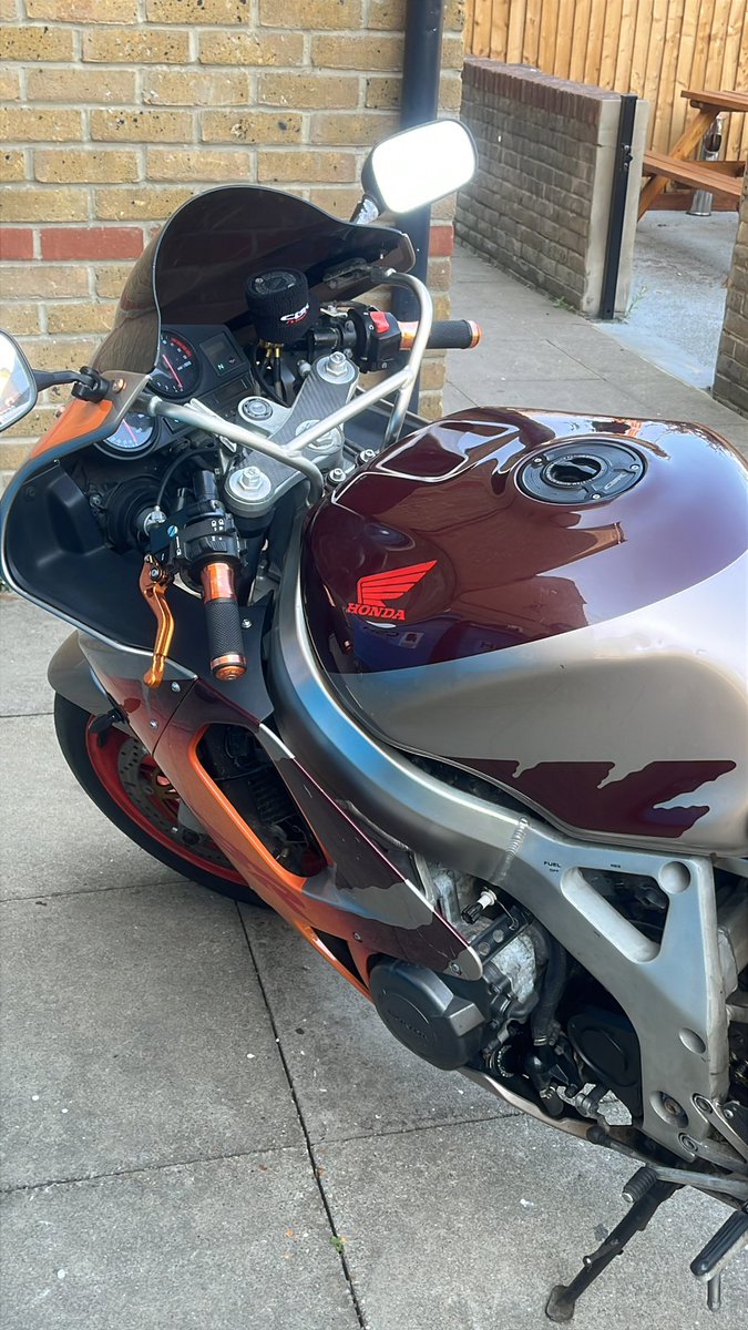 _tezna's tweet photo. #cbr900rr https://t.co/b20AMwj8OJ