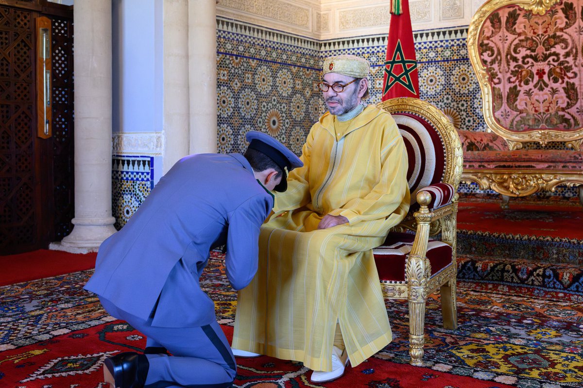 FaridaLoudaya's tweet photo. 🔴 Communiqué du Cabinet Royal:

 "Sa Majesté le Roi Mohammed VI, que Dieu L’assiste, a assuré lorsqu’Il était Prince Héritier la coordination des Bureaux et Services de l’Etat-Major Général des Forces Armées Royales, depuis 1985, date de Sa nomination à ce poste par Son Auguste Père, feu Sa Majesté le Roi Hassan II, que Dieu ait son âme en Sa sainte miséricorde.
Sa Majesté le Roi Mohammed VI, Chef Suprême et Chef d’Etat-Major Général des Forces Armées Royales, a bien voulu nommer, ce jour, Son Altesse Royale le Prince Héritier Moulay El Hassan Coordinateur des Bureaux et Services de l’Etat-Major Général des Forces Armées Royales.
Les Forces Armées Royales se basent, dans l’accomplissement de leur devoir national et de leurs missions humanitaires et sociales, sous la conduite éclairée de Sa Majesté le Roi, Chef Suprême et Chef d’Etat-Major Général des Forces Armées Royales, que Dieu Le préserve, sur un ensemble de nobles valeurs, notamment celles de compétence et de discipline, de droiture et d’engagement, de patriotisme sincère, et de sens élevé de responsabilité dont s’imprègnent leurs différentes composantes et ce, en demeurant constamment attachées et fidèles à leur devise éternelle : Dieu, la Patrie, le Roi".