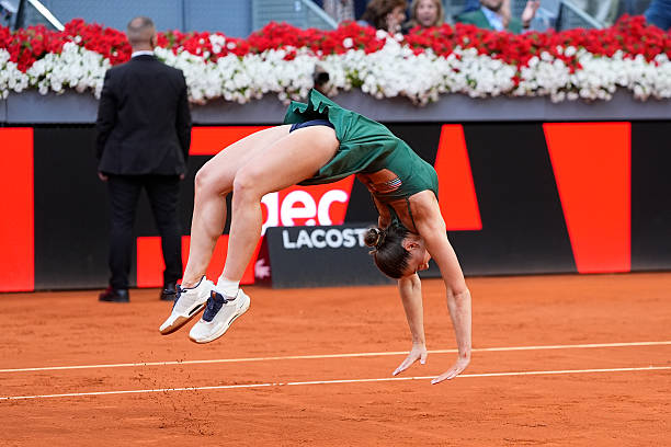 christophclarey's tweet image. Photo of the Day

Surprise #Madrid champ Marta Kostyuk celebrates her way

📸Oscar J. Barroso #tennis