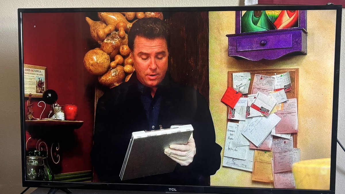 keanu_ftw's tweet image. Watching old TV shows makes me so mad because we used to have it all. Vibrant colors people can actually see, decent sound mixing and 10-15 seasons with 20+ episodes each. #OldTV #CSI