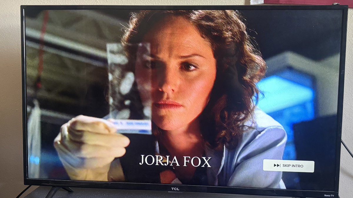 keanu_ftw's tweet image. Watching old TV shows makes me so mad because we used to have it all. Vibrant colors people can actually see, decent sound mixing and 10-15 seasons with 20+ episodes each. #OldTV #CSI
