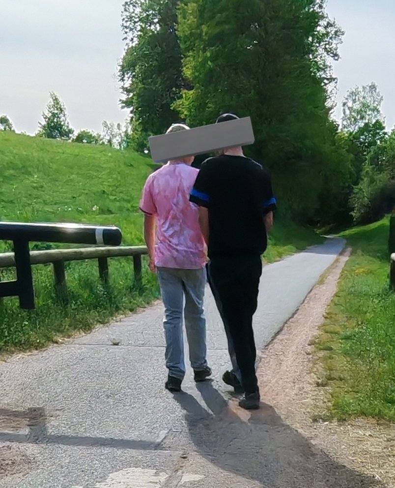 Aujourd'hui encore...
30 minutes deux jeunes marchent derrière moi durant ma marche.
Ils me dépassent lentement.
L’un d'eux (en noir) a ses mains dans son caleçon, en me regardant et en riant avec son ami, il se masturbe.
J'ai encore la décence de cacher leur visages...