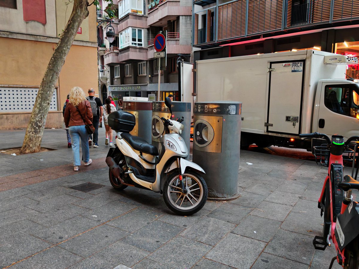 -Voy a tirar la basura.

-Bueno, esa será tu opinión.

Plaza Lesseps, Barcelona.