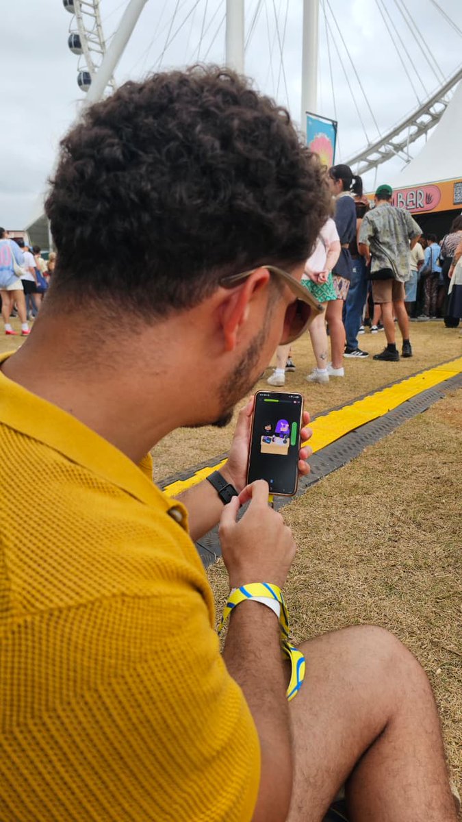 anjoaoo's tweet photo. No festival @nomadefestival mas praticando @DuolingoBrasil #frances #duolingo https://t.co/hBJZK7LTJ5