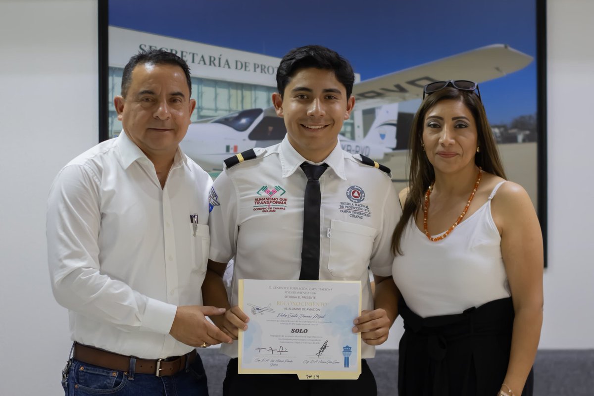 Enaproc's tweet photo. Bajo la guía del instructor Arturo Serra, Pedro demostró su destreza en un vuelo local de una hora, logrando así la imposición de su insignia plateada. 🥈👏 

En la ENAPROC-Chiapas, seguimos formando profesionales con los más altos estándares de excelencia aérea. https://t.co/X7exVvL2Eq