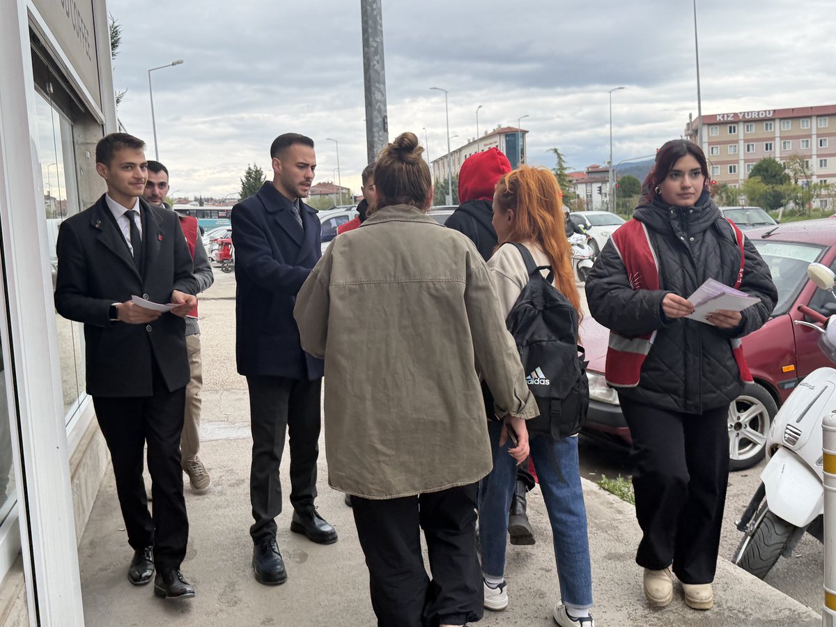 chpkarabukgk's tweet photo. Gençlik Kolları Genel Başkan Yardımcılarımız Oğulcan Çavuşoğlu ve Emre Er ile 100. Yıl Mahallesi’nde çalışmalarımızı sürdürüyoruz.

Haydi Karabük! 3 Mayıs Pazar günü saat 12.30’da Yenişehir Atatürk Anıtı’nda buluşuyor, miting alanına hep birlikte hareket ediyoruz. https://t.co/HSyneK7zVb