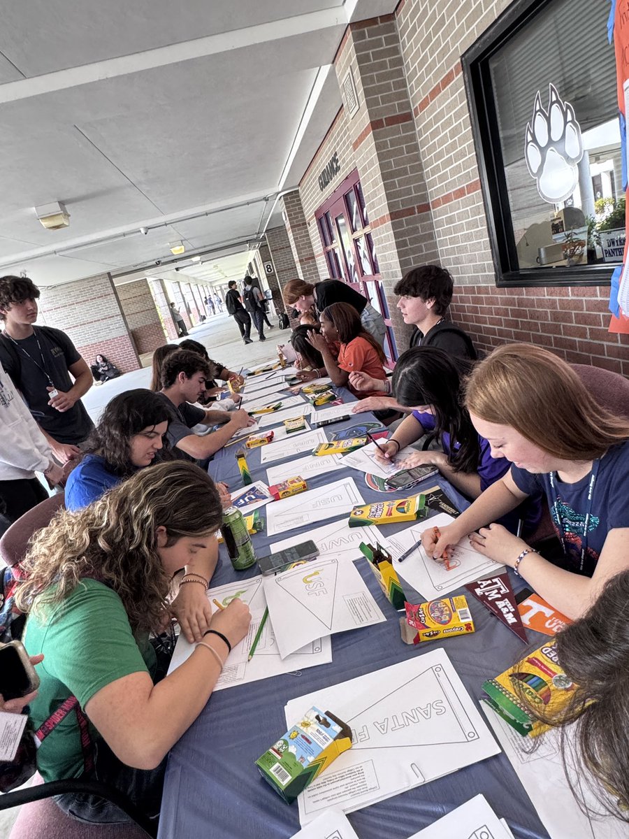DwyerCounseling's tweet image. Senior Decision Day at Dwyer High School! So proud of our Seniors who declared their college/career decisions at our Friday event.
#WeAreDwyer #CollegeReady #CareerReady #NationalDecisionDay