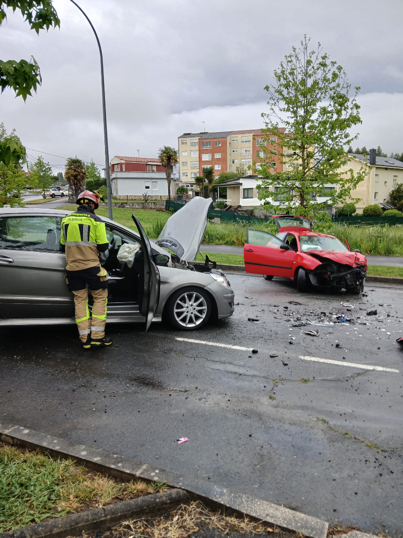 quincemil15000's tweet image. Dos personas son trasladadas al CHUAC por un choque entre dos vehículos en Oleiros (A Coruña). Sucedió en la AC-173. Hasta el lugar se trasladaron Bomberos, Guardia Civil, Policía local y 061.
📸: SEM Oleiros

#acoruña #coruña #lacoruña #galicia #quincemil15000