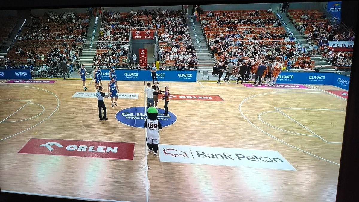 CallmeKubazeSO's tweet image. @GTKGliwice dalej swoje xD … maja ludzi za idiotow.  590 osob to jakies ~55% zapelnienia hali. #plkpl